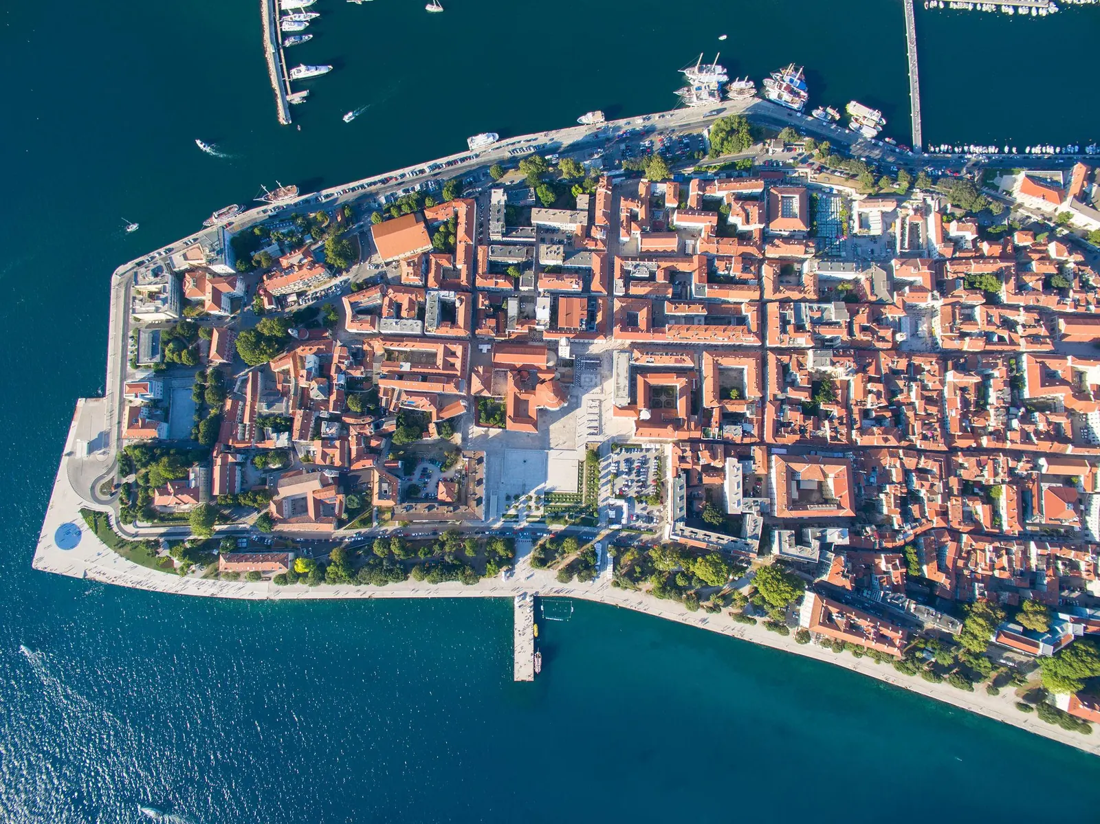 Stari grad Zadar i more iz zraka